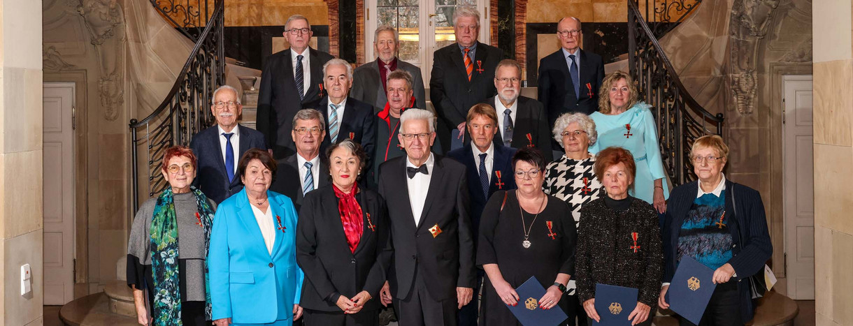 Gruppenbild mit Ministerpräsident Winfried Kretschmann (vorne Mitte) und den Ordensträgerinnen und -trägern