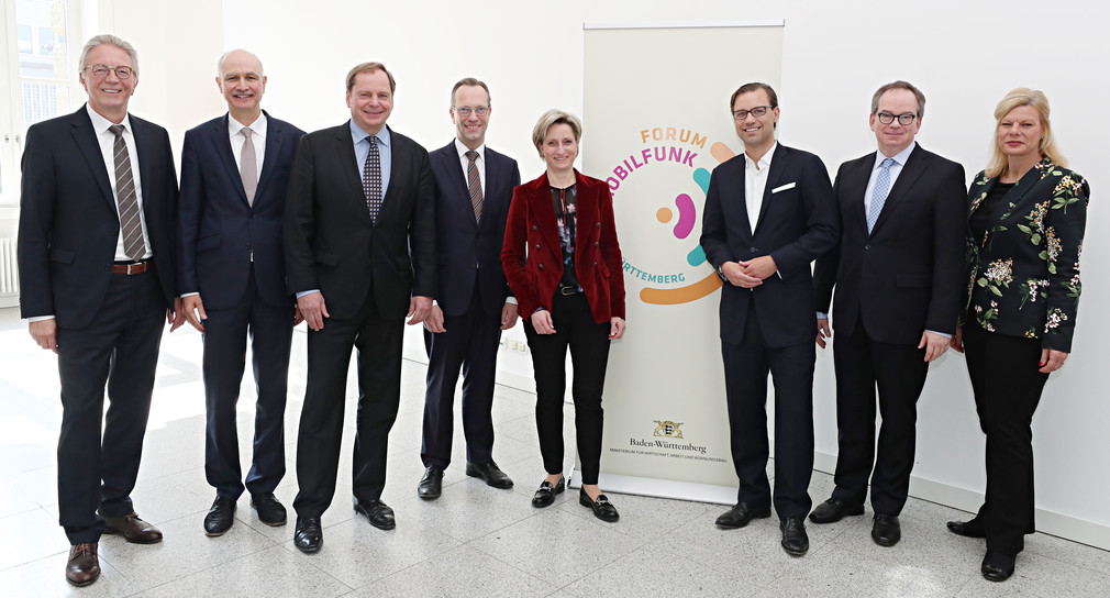 Teilnehmer der "Taskforce Mobilfunk" mit Ministerin Dr. Nicole Hoffmeister-Kraut