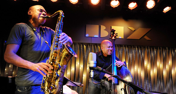Der Saxophonist Joshua Redman (l.) und sein Kontrabassist Reuben Rogers (r.) spielen im Stuttgarter Jazz-Club Bix. (Foto: © dpa)