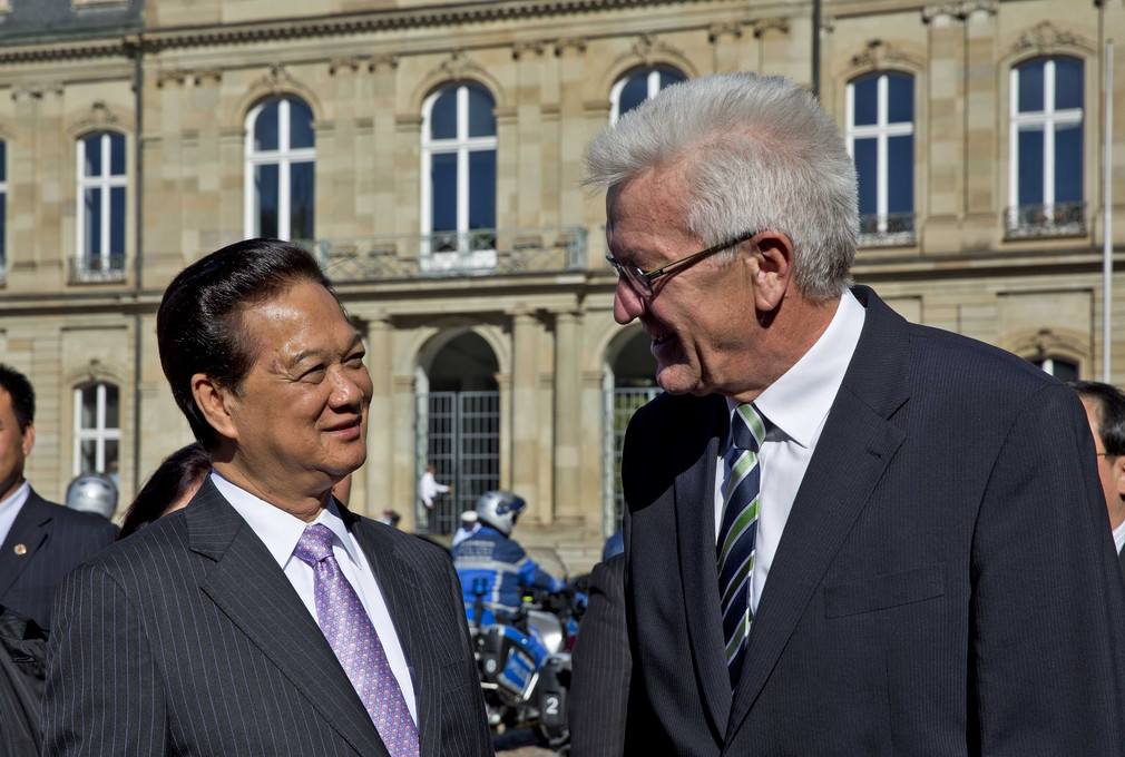 Der Premierminister von Vietnam, Nguyen Tan Dung (l.), und Ministerpräsident Winfried Kretschmann (r.)