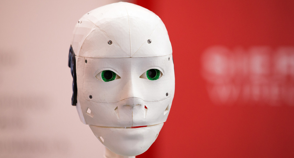 Symbolbild: Künstliche Intelligenz – Ein humanoider Roboter (Bild: © Friso Gentsch/dpa)