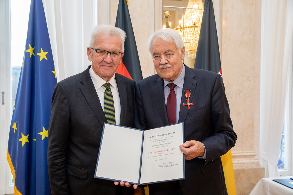 Ministerpräsident Winfried Kretschmann (l.) und Siegfried Heinzmann (r.) (Bild: Staatsministerium Baden-Württemberg)