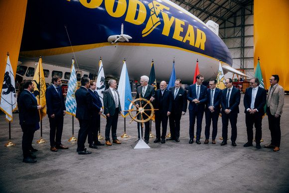 Symbolische Steuerradübergabe im Hangar