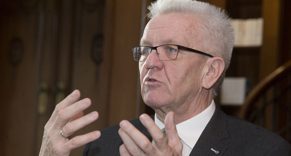 Ministerpräsident Winfried Kretschmann während eines Interviews in der Bibliothek der Villa Reitzenstein (Bild: © dpa).