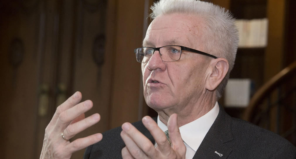 Ministerpräsident Winfried Kretschmann während eines Interviews in der Bibliothek der Villa Reitzenstein (Bild: © dpa).