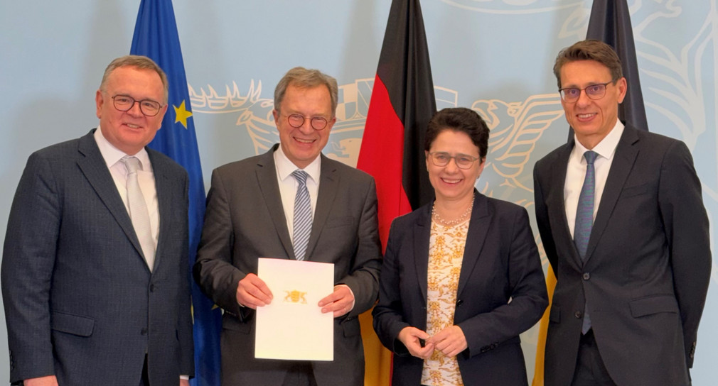 von links nach rechts: Amtschef Elmar Steinbacher, Präsident des Landgerichts Stuttgart Hans-Peter Rumler, Justizministerin Marion Gentges und Präsident des Oberlandesgerichts Stuttgart Dr. Andreas Singer
