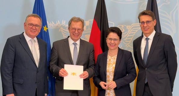 von links nach rechts: Amtschef Elmar Steinbacher, Präsident des Landgerichts Stuttgart Hans-Peter Rumler, Justizministerin Marion Gentges und Präsident des Oberlandesgerichts Stuttgart Dr. Andreas Singer