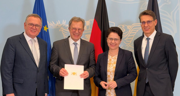 von links nach rechts: Amtschef Elmar Steinbacher, Präsident des Landgerichts Stuttgart Hans-Peter Rumler, Justizministerin Marion Gentges und Präsident des Oberlandesgerichts Stuttgart Dr. Andreas Singer