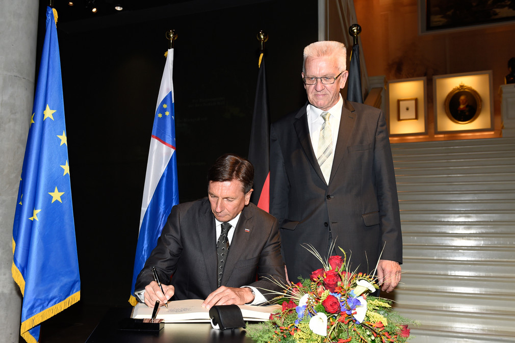 Ministerpräsident Winfried Kretschmann (r.) und der Präsident der Republik Slowenien, Borut Pahor (l.), beim Eintrag in das Gästebuch der Landesregierung
