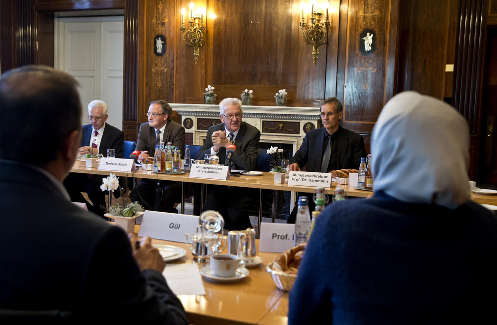 Kultusminister Andreas Stoch (hinten, 2.v.l.), Ministerpräsident Winfried Kretschmann (M.) und Ministerialdirektor Prof. Dr. Wolf-Dietrich Hammann (r.) bei der Sitzung des Projektbeirats