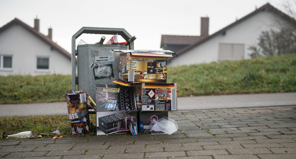 Reste vom Silvester-Feuerwerk liegen neben einem Mülleimer. (Foto: © dpa)