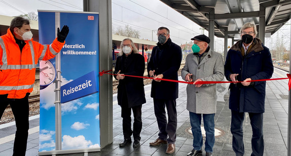Von links nach rechts: Peter Pätzold (Baubürgermeister der Landeshauptstadt Stuttgart), Thorsten Krenz (Konzernbevollmächtigter der DB für das Land Baden-Württemberg), Winfried Herrmann (Verkehrsminister) und Thomas Bopp (Vorsitzender Verband Region Stuttgart) eröffnen den neuen Mittelbahnsteig in Stuttgart-Vaihingen.