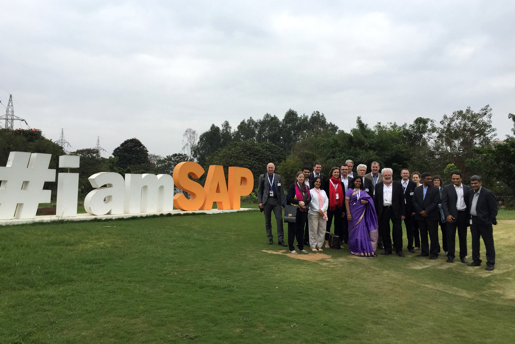 Gruppenbild anlässlich des Besuchs von Staatsminister Klaus-Peter Murawski bei SAP Labs India Pvt. Ltd. in Bangalore