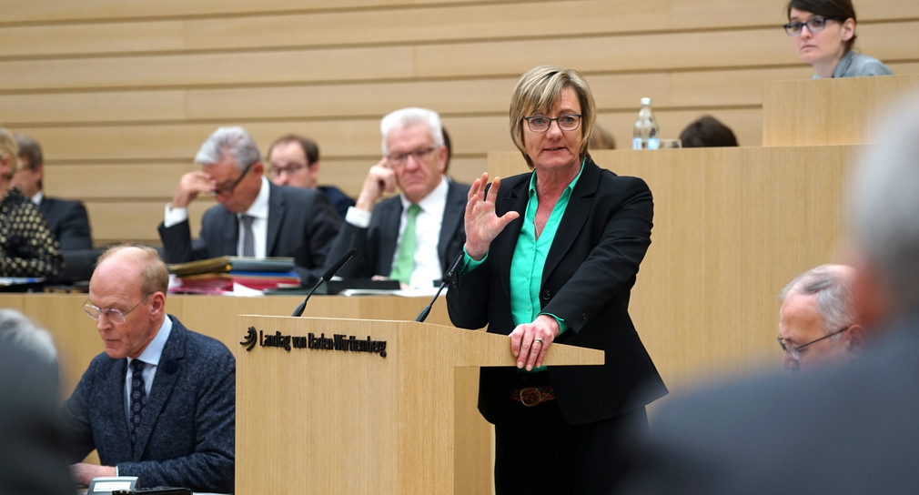 Finanzministerin Edith Sitzmann bei ihrer Haushaltsrede im Landtag (Foto: Ministerium für Finanzen Baden-Württemberg)