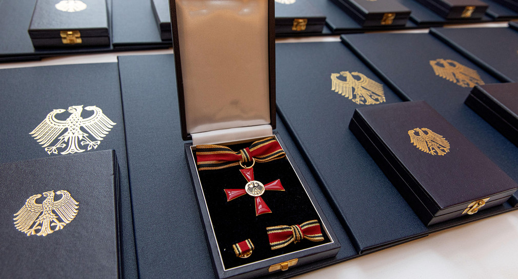 Verdienstkreuz am Bande des Verdienstordens der Bundesrepublik Deutschland (Bild: Staatsministerium Baden-Württemberg)