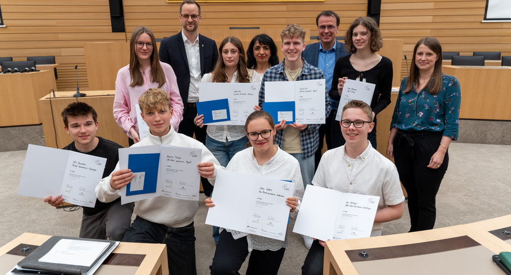 Gruppenbild mit Teilnehmerinnen und Teilnehmern sowie Ehrengästen von Jugend debattiert
