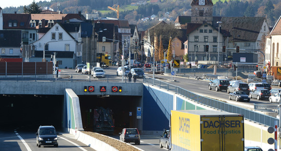 Fahrzeuge fahren in Schwäbisch Gmünd durch den Einhorn-Tunnel. (Foto: dpa)