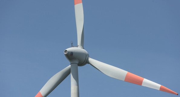 Ein Windrad ist auf der Holzschlägermatte bei Freiburg zu sehen.