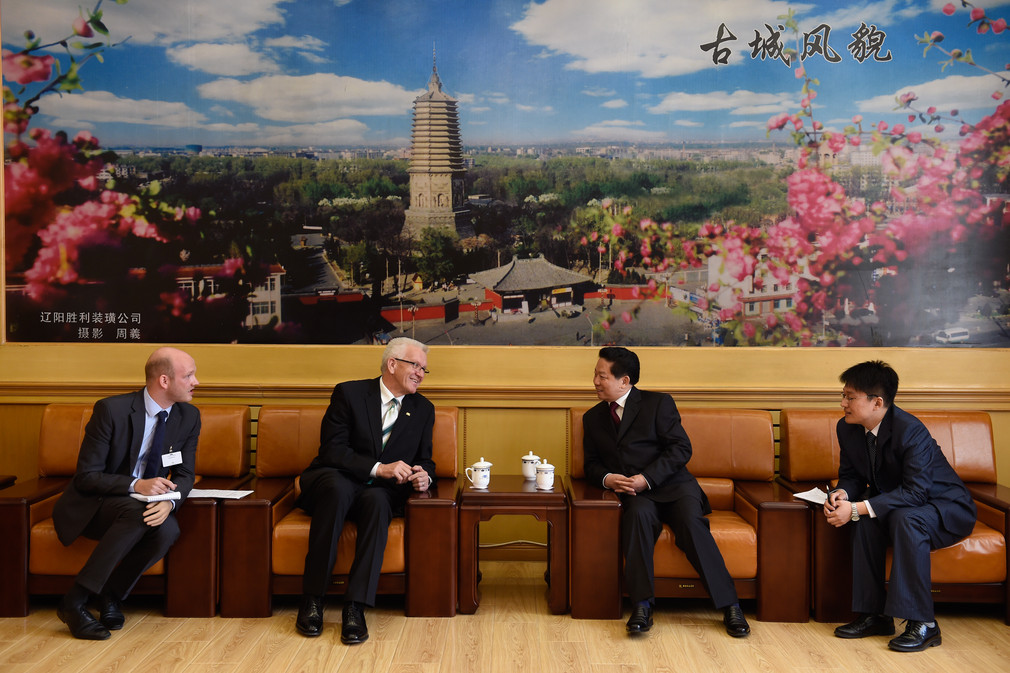 Ministerpräsident Winfried Kretschmann (2.v.l.) im Gespräch mit Qiufa Chen (2.v.r.), Gouverneur der Provinz Liaoning