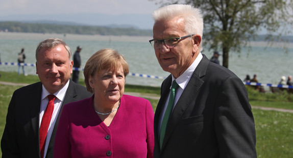 v.l.n.r.: Norbert Brackmann, Koordinator der Bundesregierung für die Maritime Wirtschaft, Bundeskanzlerin Angela Merkel und Ministerpräsident Winfried Kretschmann am Bodenseeufer (Bild: © picture alliance/Karl-Josef Hildenbrand/dpa)