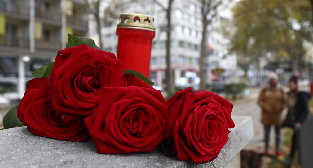 Rote Rosen und eine Kerze liegen in Gedenken an die vier Opfer des Terroranschlags in der Wiener Innenstadt.