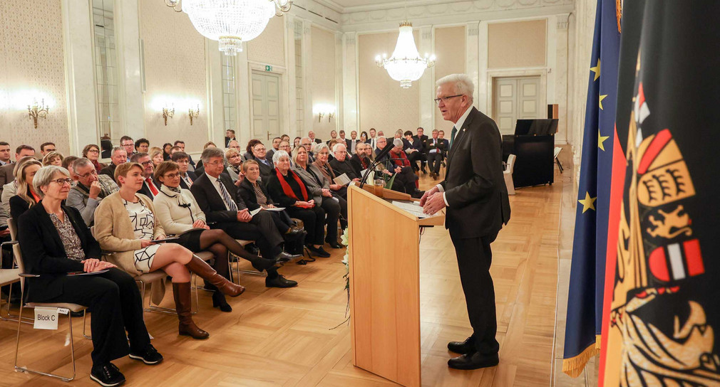Ministerpräsident Winfried Kretschmann (rechts) bei seiner Ansprache zu den Gästen