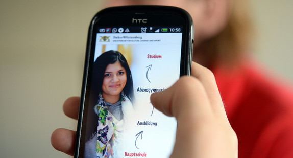 Ein Smartphone mit der Bildungsnavigator-App des Kultusministeriums (Bild: © dpa).