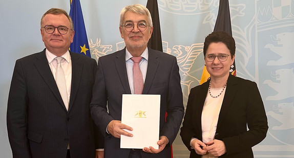 Amtschef des Ministeriums der Justiz und für Migration Elmar Steinbacher (links), Präsident des Finanzgerichts Baden-Württemberg Prof. Dr. Manfred Muhler (Mitte), Ministerin der Justiz und für Migration Marion Gentges (rechts)