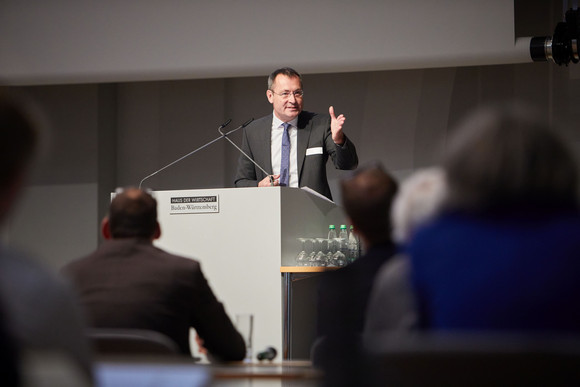 Landesentwicklung Veranstaltung zum Flächensparziel Thilo Rentschler, Hauptgeschäftsführer der IHK Ostwürttemberg, mit einem Impuls zu „Innovationen in Schlüsseltechnologien und wirtschaftliche Transformation – Welche Flächenbedarfe und -ansprüche haben Wirtschaft, Energie und Verkehr“