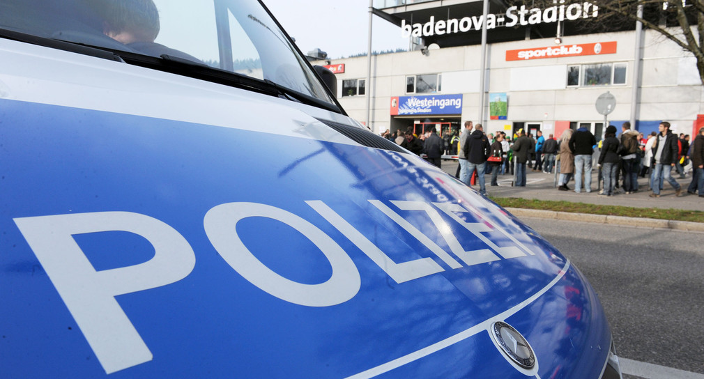 Ein Polizeifahrzeug steht vor dem Stadion des SC Freiburg (Bild: © dpa).