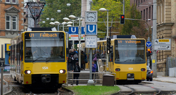 Zwei Stadtbahnen der Stuttgarter Straßenbahnen AG stehen in Stuttgart an der Haltestelle Erwin-Schöttle-Platz (Bild: © dpa).