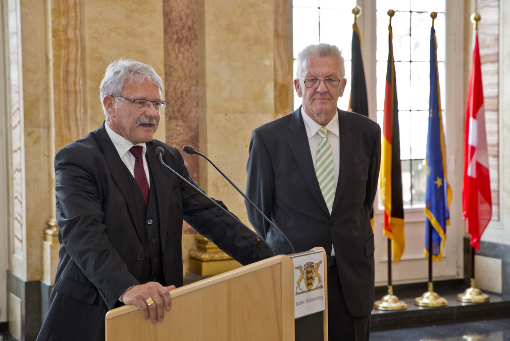 Dr. Beat Vonlanthen (l.) , Präsident der Westschweizer Regierungskonferenz und Präsident des Staatrates des Kantons Freiburg, und Ministerpräsident Winfried Kretschmann