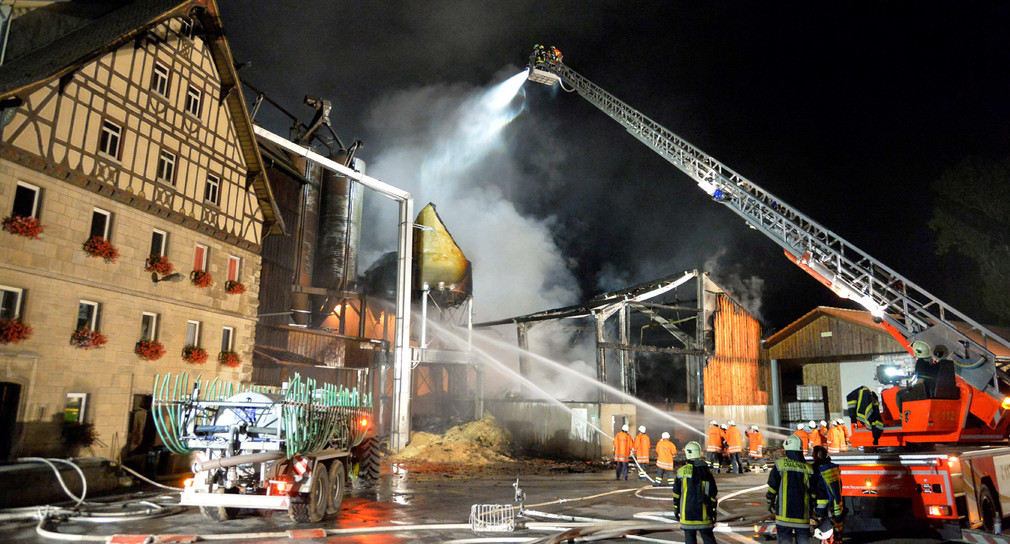 Einsatzkräfte der Feuerwehr löschen einen brennenden Mühlenbetrieb. (Foto: © dpa)