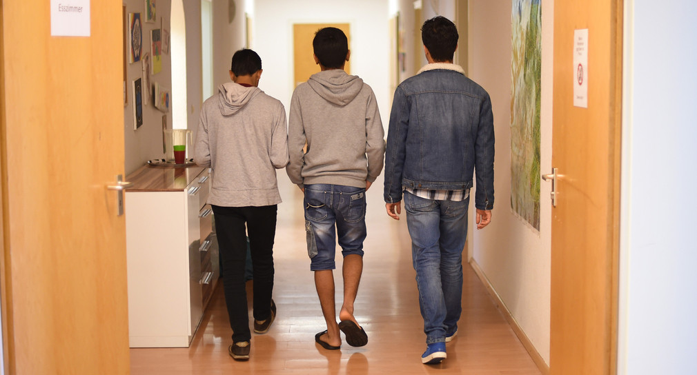 Im Kinder- und Jugendhilfezentrum der Heimstiftung Karlsruhe gehen unbegleitete minderjährige Ausländer, kurz UMA, einen Flur entlang. (Foto: © dpa)