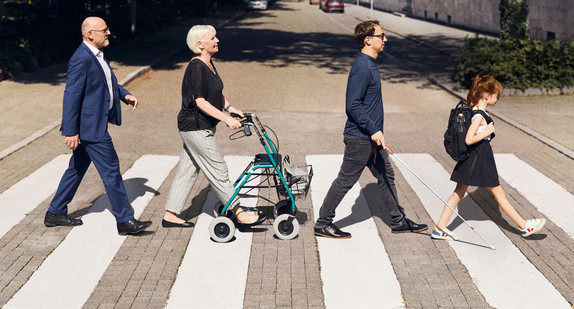 Verkehrsminister Hermann stellt mit alter Dame, blindem Statisten und Schulkind das weltberühmte Albumcover „Abbey Road“ nach (Bild: © Ben Van Skyhawk)