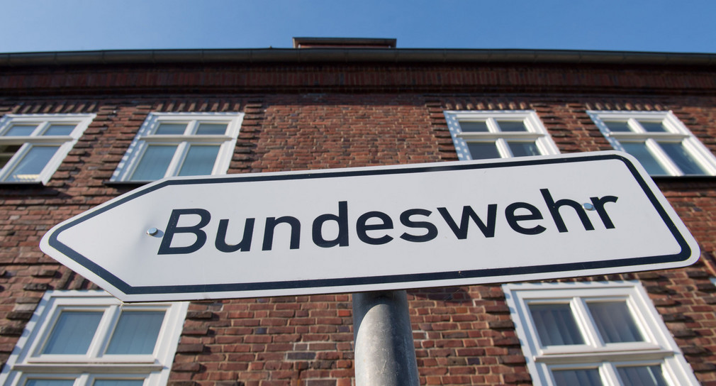 Ein Hinweisschild mit dem Schriftzug „Bundeswehr“ steht auf dem Gelände einer Bundesliegenschaft.