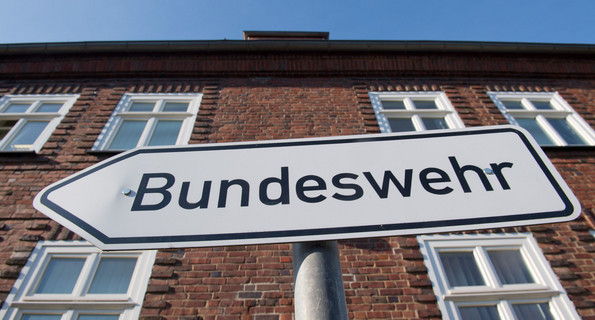 Ein Hinweisschild mit dem Schriftzug „Bundeswehr“ steht auf dem Gelände einer Bundesliegenschaft.