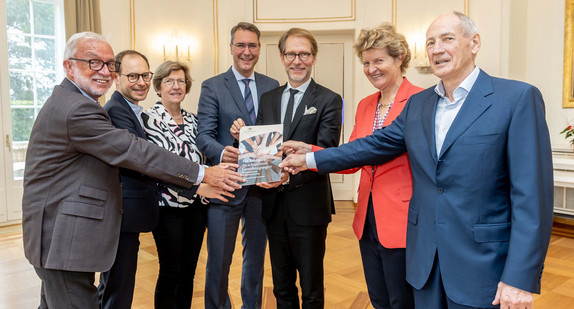 von links nach rechts: Claus Munkwitz, Simon Kistner, Leiter des Amtes für Umweltschutz im Landratsamt Rems-Murr-Kreis, Gerda Stuchlik, Dr. Richard Sigel, Landrat des Rems-Murr-Kreises, Staatsminister Dr. Florian Stegmann, Dr. Gisela Meister-Scheufelen, Vorsitzende des Normenkontrollrats Baden-Württemberg, und Bernhard Bauer