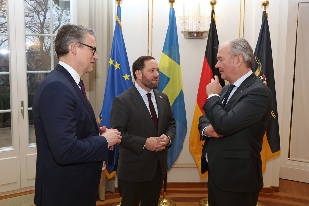 Staatssekretär Florian Hassler (Mitte) im Gespräch mit dem schwedischen Botschafter Per Thöresson (rechts) und dem schwedischen Honorarkonsul Dr. Claudius Werwigk (links).