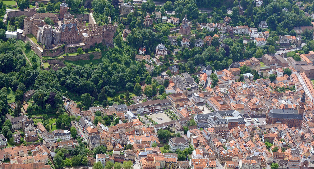 Auf der Luftaufnahme von Heidelberg ist das Schloss Heidelberg, das beliebteste Landesmonument der Schlösser und Gärten, zu sehen (Bild: dpa)