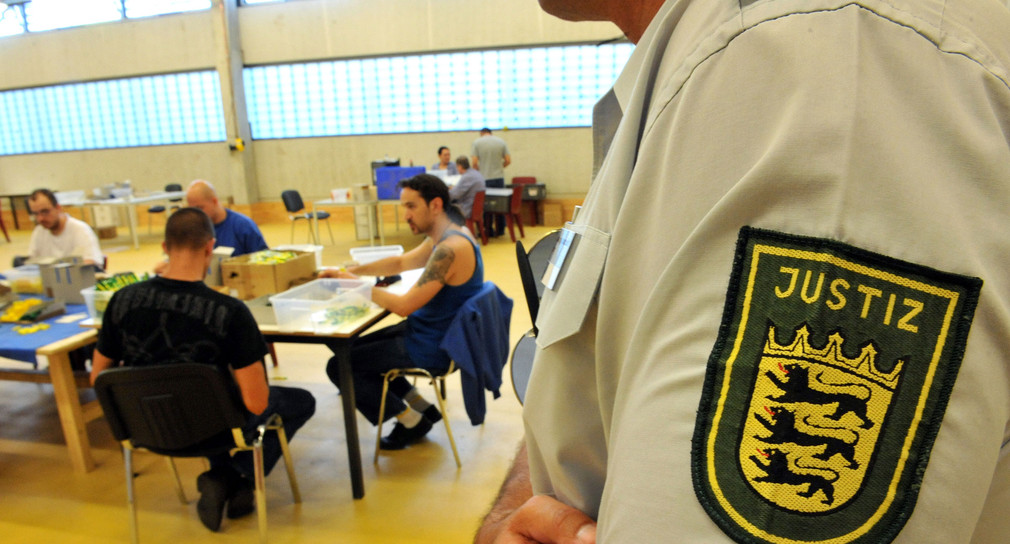 Ein Beamter der Justizvollzugsanstalt in Offenburg steht im Raum einer Werkstatt der Anstalt. (Foto: © dpa)