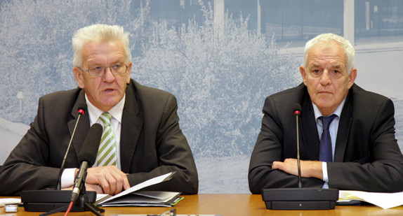 Ministerpräsident Winfried Kretschmann (l.) und Justizminister Rainer Stickelberger (r.) bei der Regierungspressekonferenz am 8. Januar 2013 im Landtag in Stuttgart