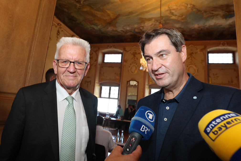 Ministerpräsident Winfried Kretschmann (l.) und Ministerpräsident Dr. Markus Söder (r.) beim Interview (Bild: Staatsministerium Baden-Württemberg)