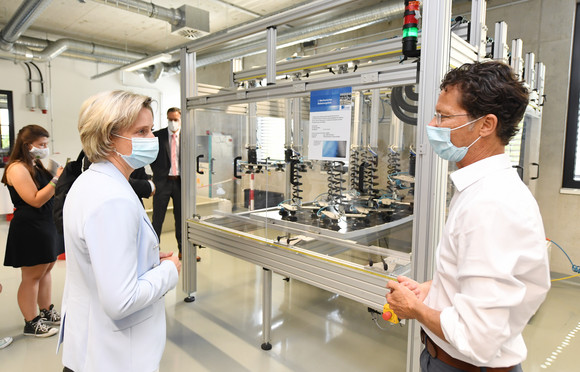 Termin im Zentrum für Sonnenenergie- und Wasserstoff-Forschung Baden-Württemberg (ZSW) in Stuttgart, im Rahmen der Sommerreise „Umweltschutz, CO²-neutrale Produktion und Recycling: Baden-Württembergs Wirtschaft auf dem Weg zur nachhaltigen Produktion“