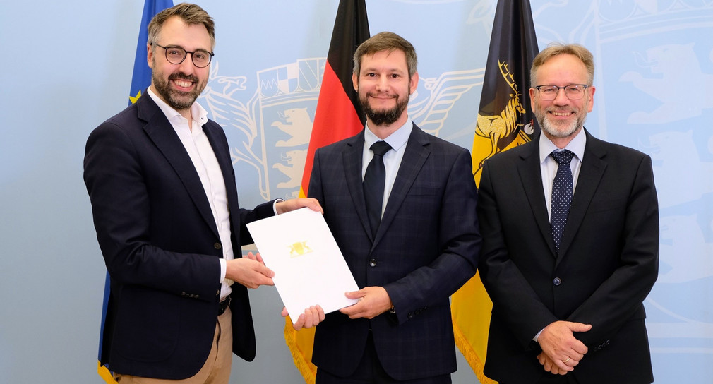 Aus den Händen von Justizminister Moritz Oppelt (links( hat Thorsten-Peter Krapp (Mitte) seine Ernennungsurkunde zum neuen Leiter der Staatsanwaltschaft Freiburg – Zweigstelle Lörrach erhalten. Zu den ersten Gratulanten zählte der Leitende Oberstaatsanwalt Dr. Michael Krauß (rechts).
