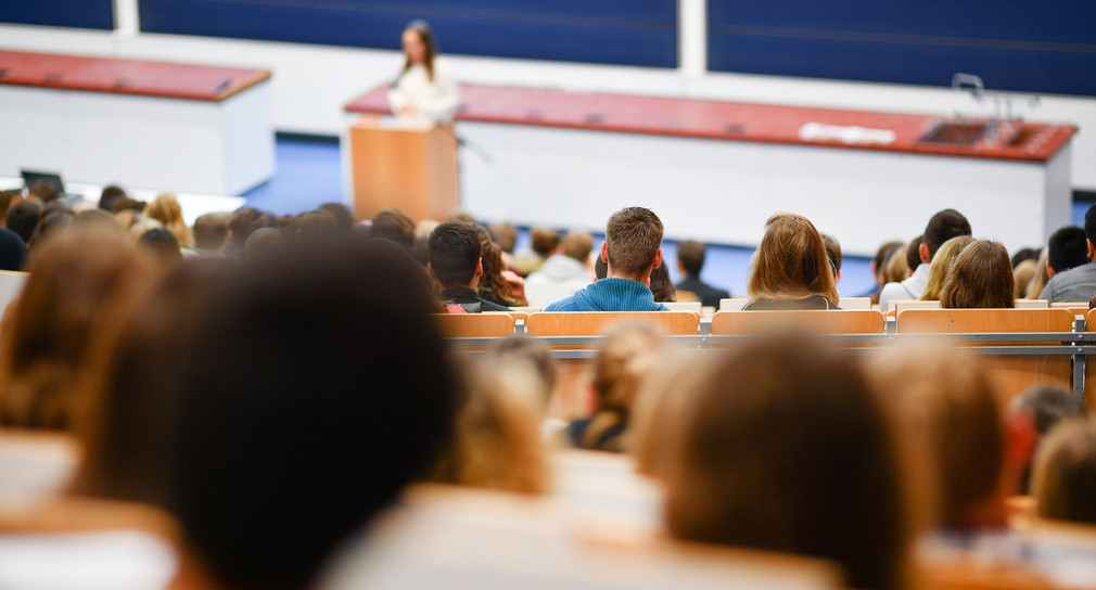 Studenten sitzen in einem Hörsaal.