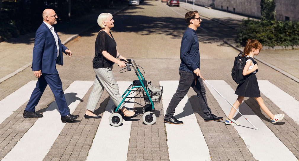 Verkehrsminister Hermann stellt mit alter Dame, blindem Statisten und Schulkind das weltberühmte Albumcover „Abbey Road“ nach (Bild: © Ben Van Skyhawk)