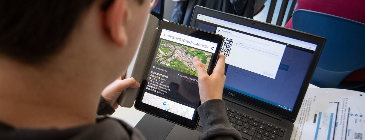Schülerinnen und Schüler in Leutenbach nehmen im Klassenzimmer einer neunten Klasse am Unterricht mit Hilfe von Laptops und Tablets teil.