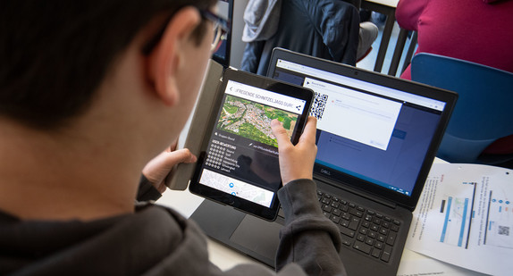 Schülerinnen und Schüler in Leutenbach nehmen im Klassenzimmer einer neunten Klasse am Unterricht mit Hilfe von Laptops und Tablets teil.