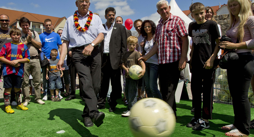 Ministerpräsident Winfried Kretschmann beim Torwandschießen anlässlich seines Besuchs des ersten Spiels der Frauenfußball-Weltmeisterschaft am 26. Juni 2011 in Sinsheim